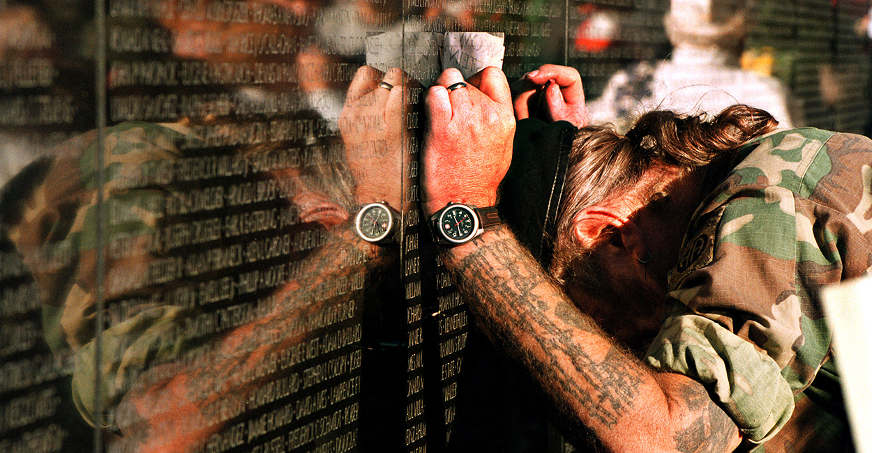 MEMORIAL REMEMBRANCE THE WALL CEREMONY NAMES FATIGUES EMOTION